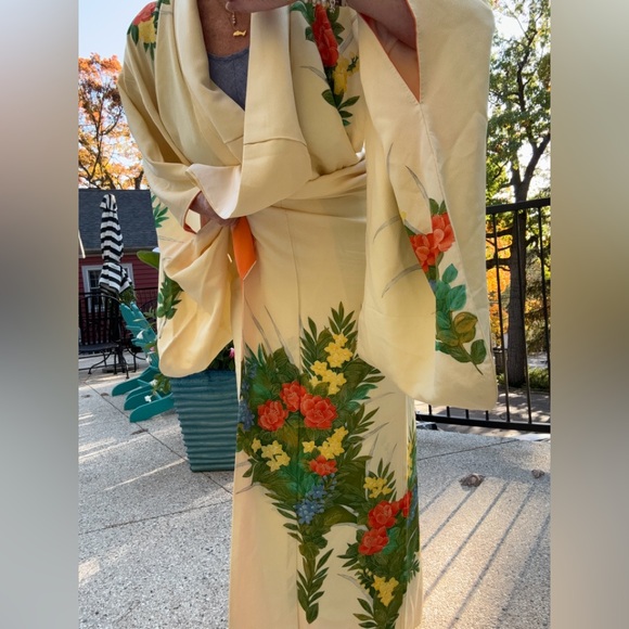 Vintage soft yellow silk floral kimono robe OS EVC - Picture 2 of 11